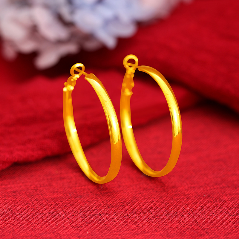 Nueva aleación de cobre pendientes brillantes pendientes de Círculo de las mujeres simple imitación de oro anillo liso pendientes grandes del todo fósforo suministro directo de fábrica