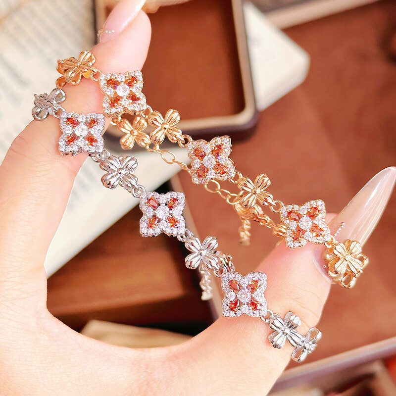 Xiaohongshu Internet Celebrity Hot-Selling Vintage Light Luxury Rhombus Four-Leaf Flower Bracelet with a High-End Feel, Retro Gorgeous and Exquisite Hand Accessory