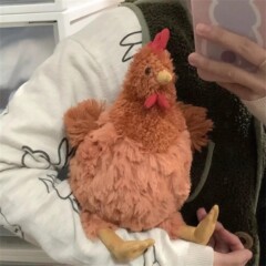 創意のセシルのひよこのぬいぐるみのクルーニーの雄鶏の女の子は人形の人形をなだめて寝て枕を抱きます。