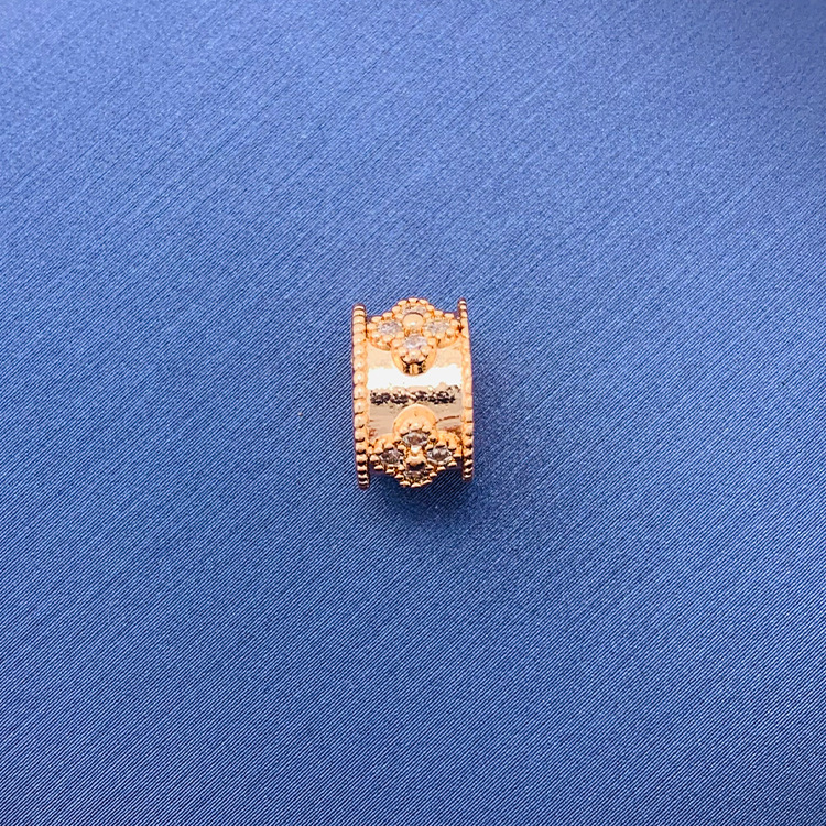 百種類のペンダントは心のままにファッションの経典を配合します。カップルの美しいペンダントは親友のアクセサリーを送ります。