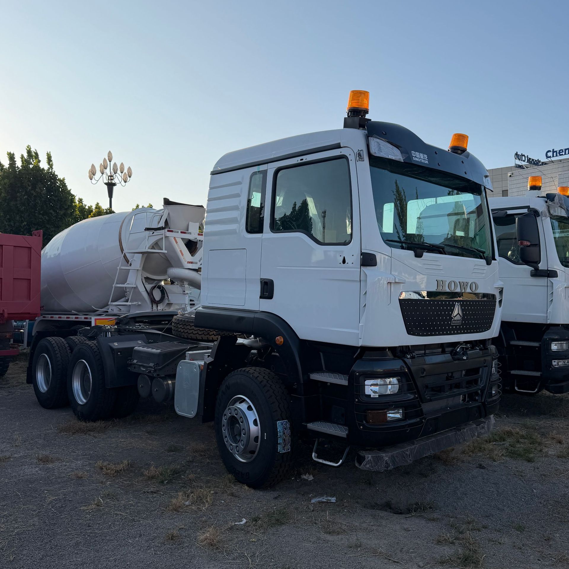 Exporting heavy-duty HOWO TX6X4 tractor head, HOWO tractor, semi-trailer, 440 horsepower towing unit
