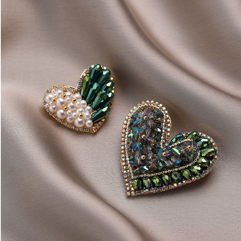 Elegant Heart Shape Copper Women's Brooches display picture 8