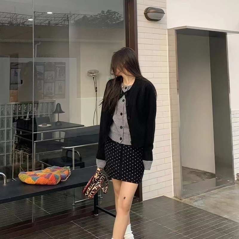 高級感のある灰色の偽の2つのニットのカーディガンのセーターの女性の秋の丸首は身を修めます。|undefined