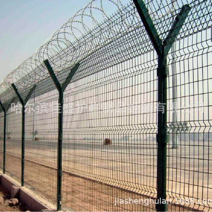 专业生产围栏桃型柱护栏网墨绿色机场围网隔离栅车间隔离防护网