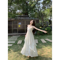 女性のためのリゾートスタイルの花柄サスペンダードレス 2025 夏の新しいスタイルのウエスト痩身ロングスカート