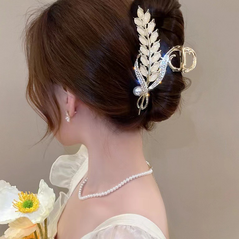 Elegant crab pin