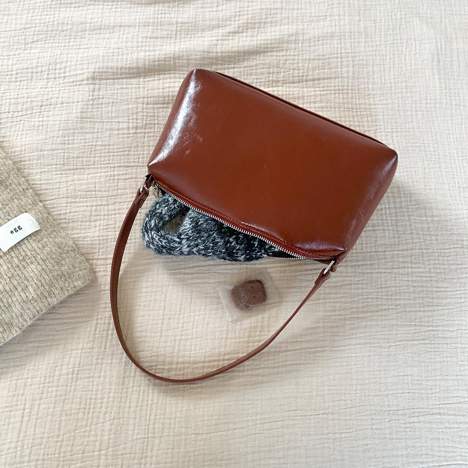 New Small Square PU Leather Bag - Minimalist High-End Niche Underarm Baguette Bag, Retro Fashion Versatile Shoulder Bag for Women - Thumbnail 3