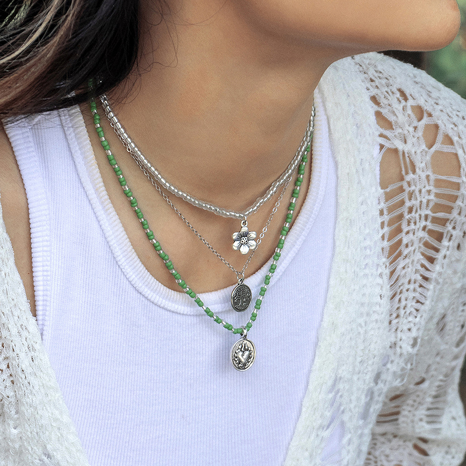 Collier avec pendentif en forme de fleur géométrique de style ethnique campagnard avec chaîne en perles de riz_voghion.com