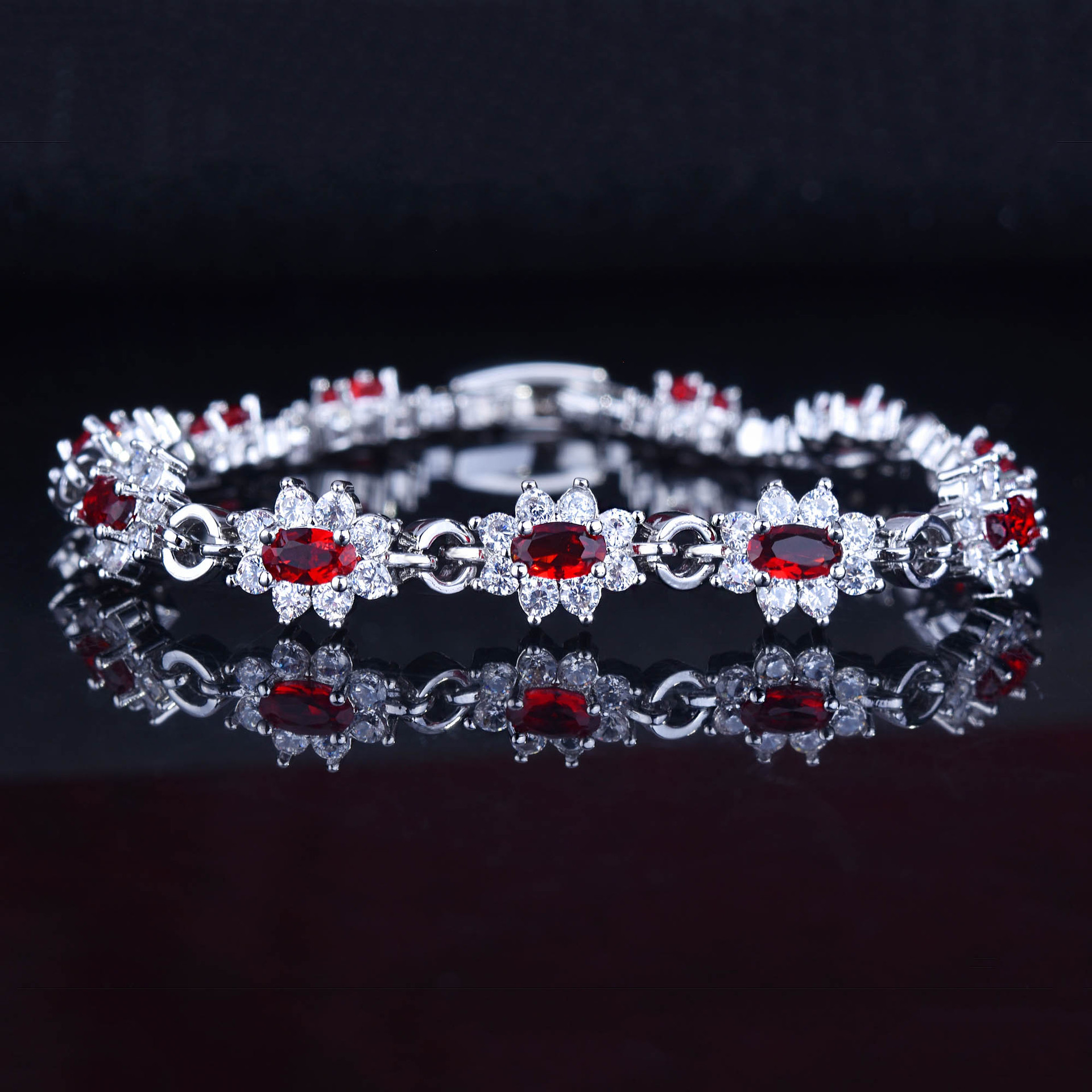 Bracelet  boucle pleine de diamants tendance princesse rubis rouge pigeonpicture1