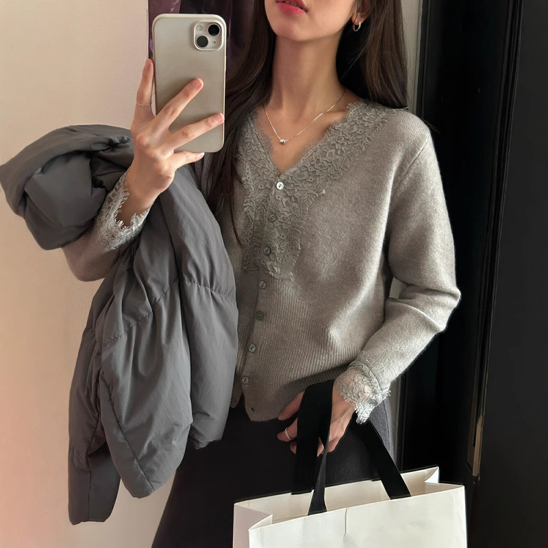 French Lace V Neck Sweater for Women in Autumn and Winter New Fashion Elegant Design Long-Sleeved Knitted Cardigan Bottoming Top French Lace V Neck Sweater for Women in Autumn and Winter New Fashion Elegant Design Long-Sleeved Knitted Cardigan Bottoming Top
