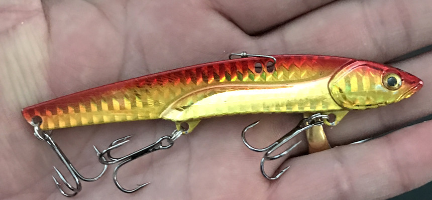 日本の岸に似せて遠投して鉄板の偽の餌を投げます。