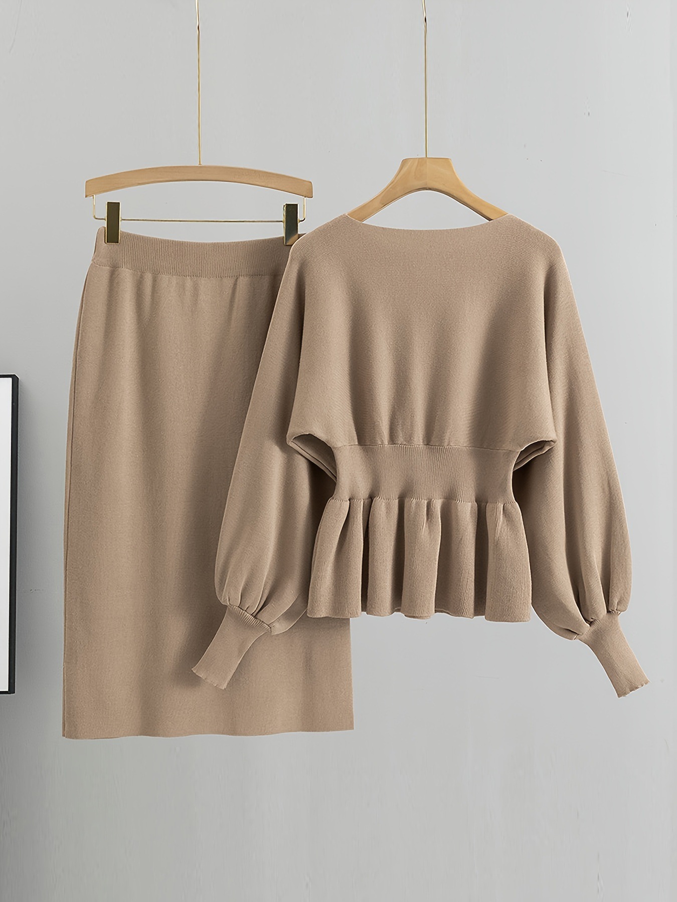 Conjunto elegante de duas peças em malha canelada – saia lápis de cintura alta e blusa por dentro da saia para looks de outono que valorizam a silhueta._voghion.com