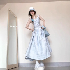 フランスの復古風の高級感があります。腰の青いA字のワンピースを収めます。女性の夏の海辺のリゾート風A字のロングスカートです。