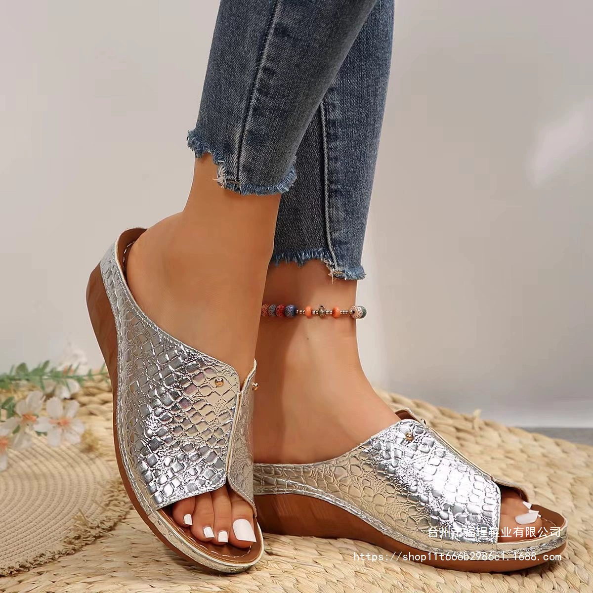 Трансграничные новые шлепанцы большого размера с толстым дном рыбий рот автомобильная шва Европейские и американские женские шлепанцы крокодил ПУ женские шлепанцы черные