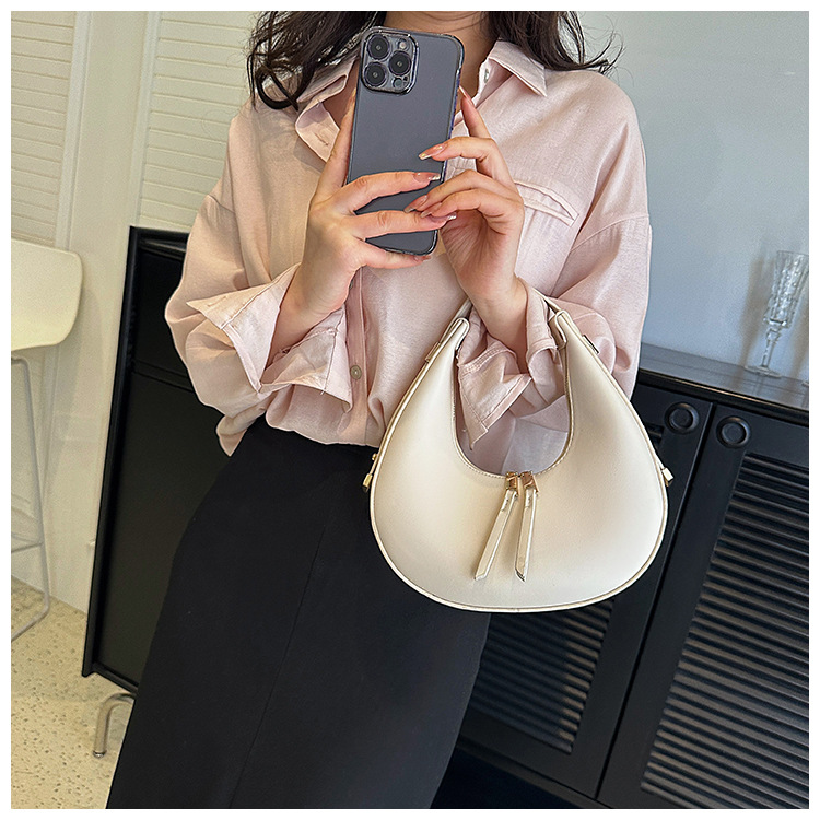 Koreanische Halbmondtasche 2024 Neue Modetasche Retro Internet Celebrity Beliebte einfache Handtasche Vielseitige Umhängetasche Großhandel_voghion.com