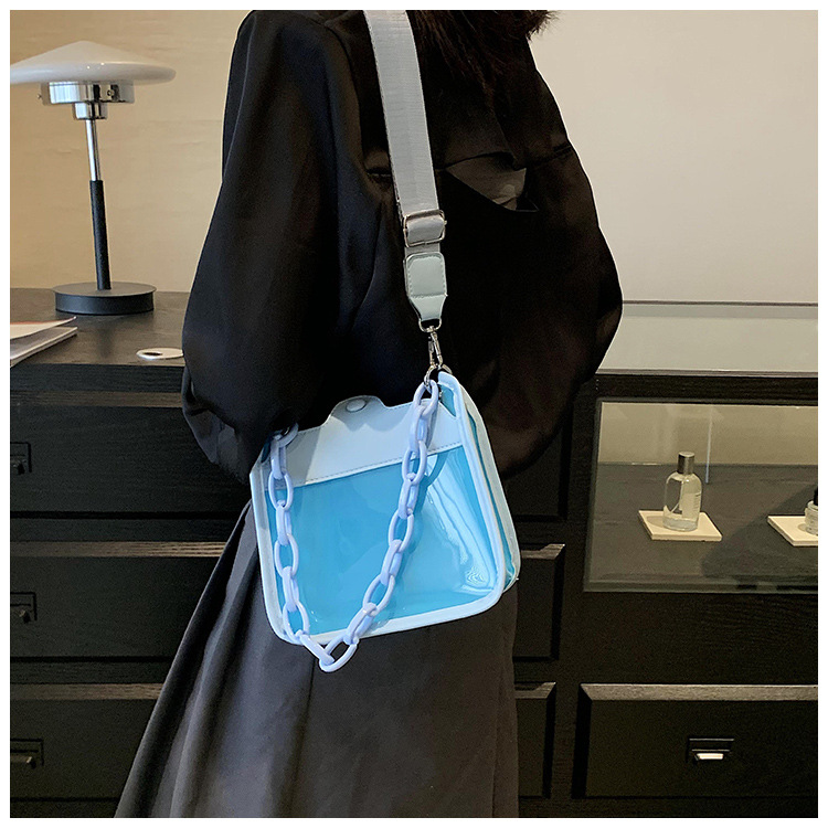 Women's Medium PVC Pu Leather Solid Color Streetwear Chain Magnetic Buckle Crossbody Bag display picture 17