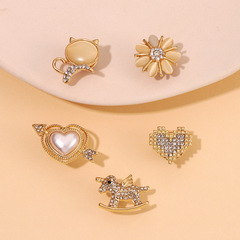 Korean-style minimalist pearl metal brooch Multi-functional anti-lift clip Fashionable versatile accessory badge Cute pin