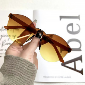 노란색 아래 커피에