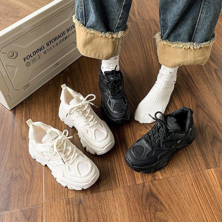 Zapatos transpirables para mujeres 2024 nuevas zapatillas casuales red red con suela gruesa para aumentar la altura de los zapatos de carrera