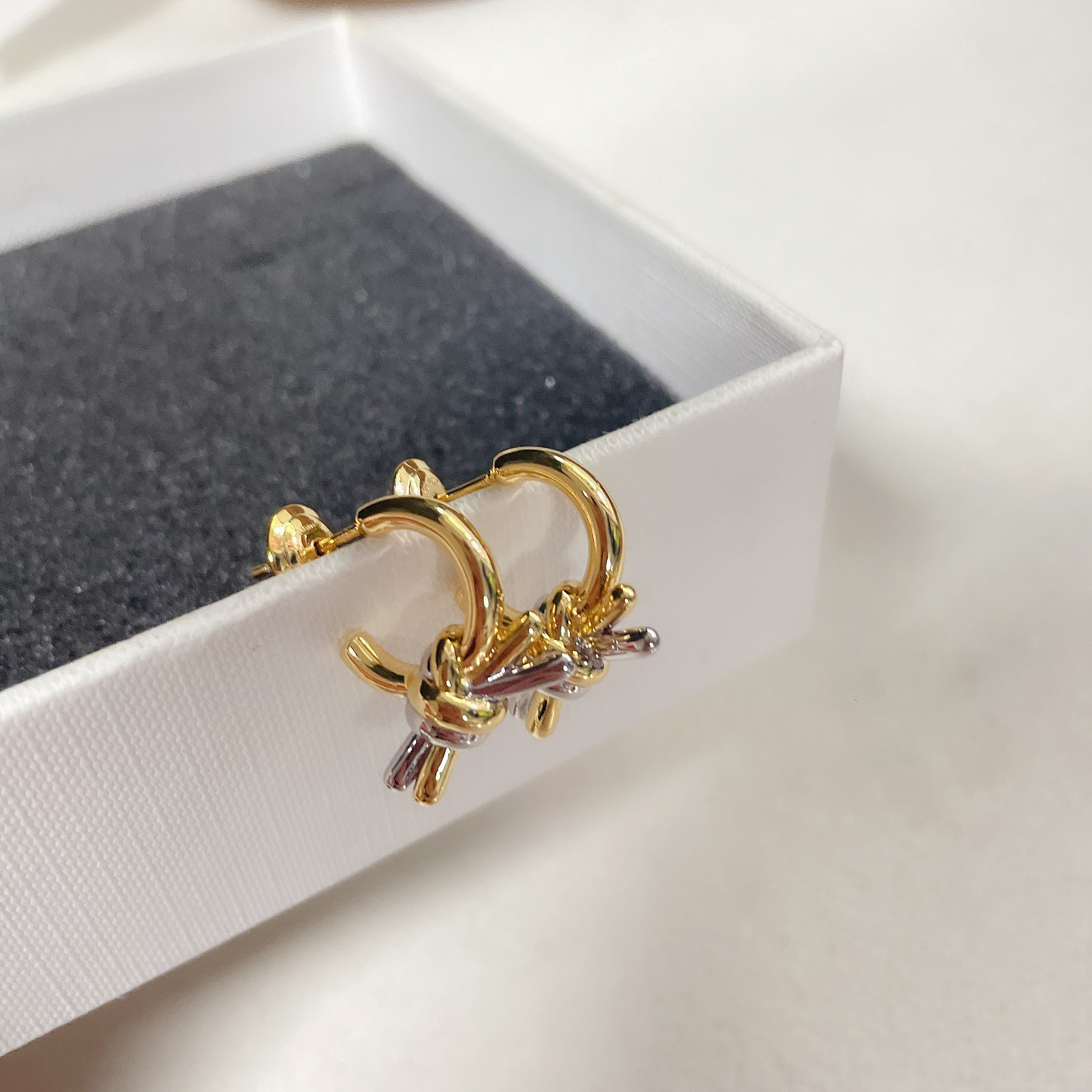 26 New Color-Blocking Knotted Brass Gold-Plated Earrings for Women, Designed for Commuting, Versatile, Minimalist Style Rope Knot Ear Studs