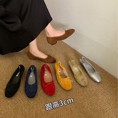 バレエ風の蝶結びの浅い口の赤い靴の女性の新型の復古の豆の靴の中で高くなる復古のスエードのミルクの靴