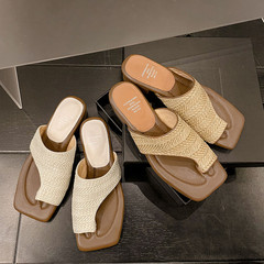 2024新款度假風手工草編氣質方頭粗跟4cm軟底舒適套趾涼鞋女代發