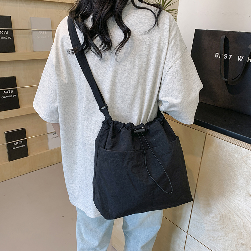 A stylish single-shoulder crossbody bag for 2024, a large-capacity casual commuting bag for classes, and a beautiful and fashionable underarm bag for women undefined
