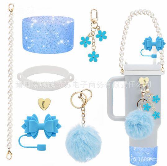 Nuevos productos Stanley taza de agua de mano cadena de taza de flores colgante de amor Begonia gorra de paja bola de peluche llavero