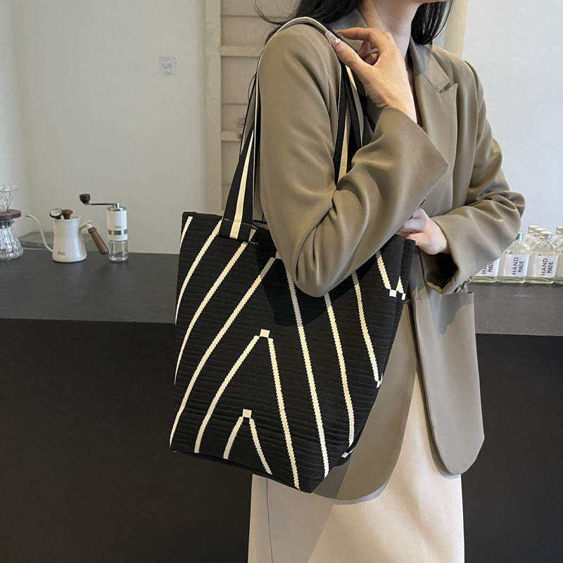 2025 New Designer Handbag for Women, Autumn and Winter Fashion, Versatile Design, Trendy Crossbody Bucket Bag 2025 New Designer Handbag for Women, Autumn and Winter Fashion, Versatile Design, Trendy Crossbody Bucket Bag