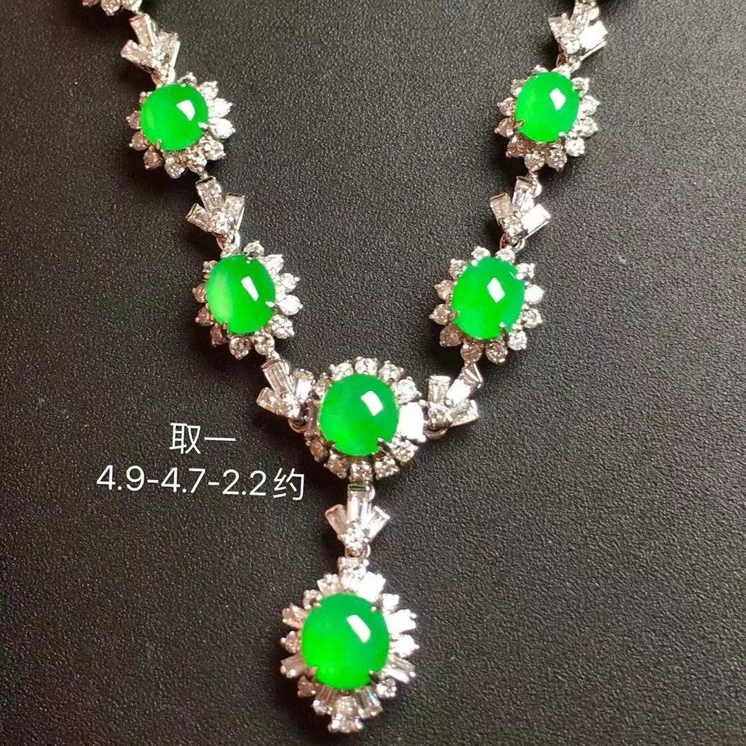 emerald fashionable sophisticated moisturizing diamond necklace