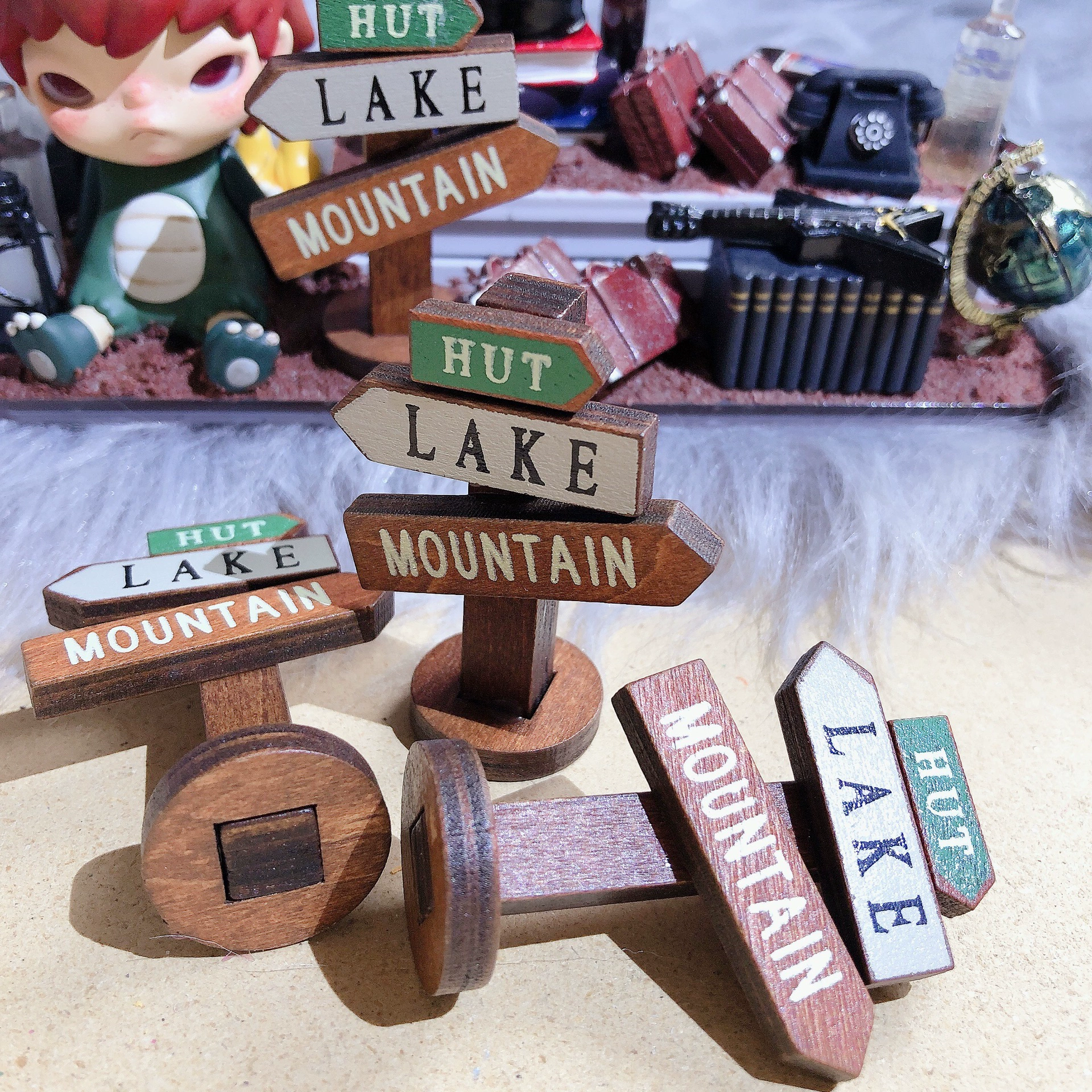 Дорожные знаки из массива дерева для настольных украшений