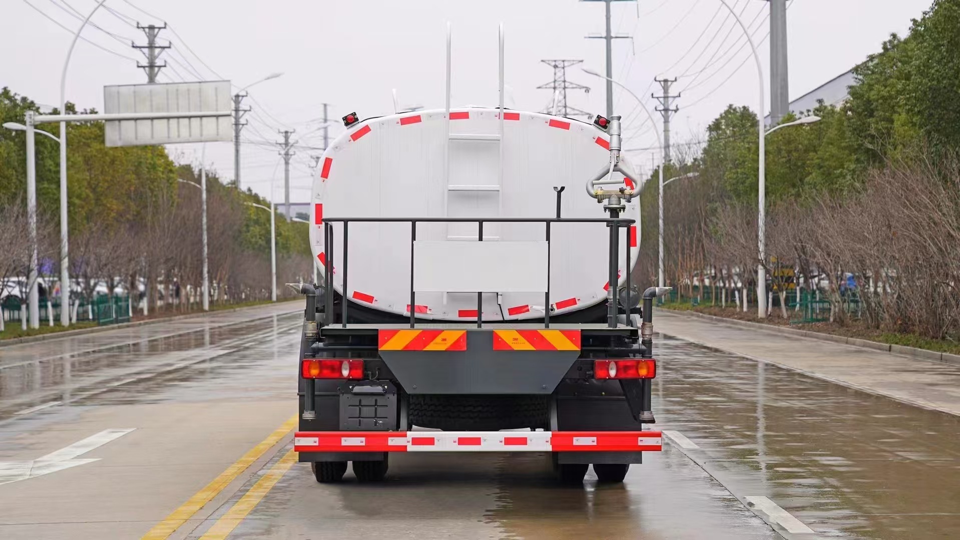 Dongfeng 12-Cubic Meter Sprinkler Truck Manufacturer 15-Ton High-Pressure Water Cannon Sprinkler Truck Agricultural Sanitation and Greening Sprinkler Truck Price