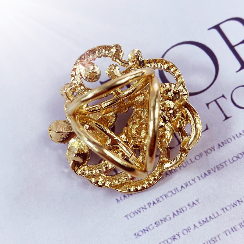 Zwaan broche met parels en kristallen voor dames elegant_voghion.com