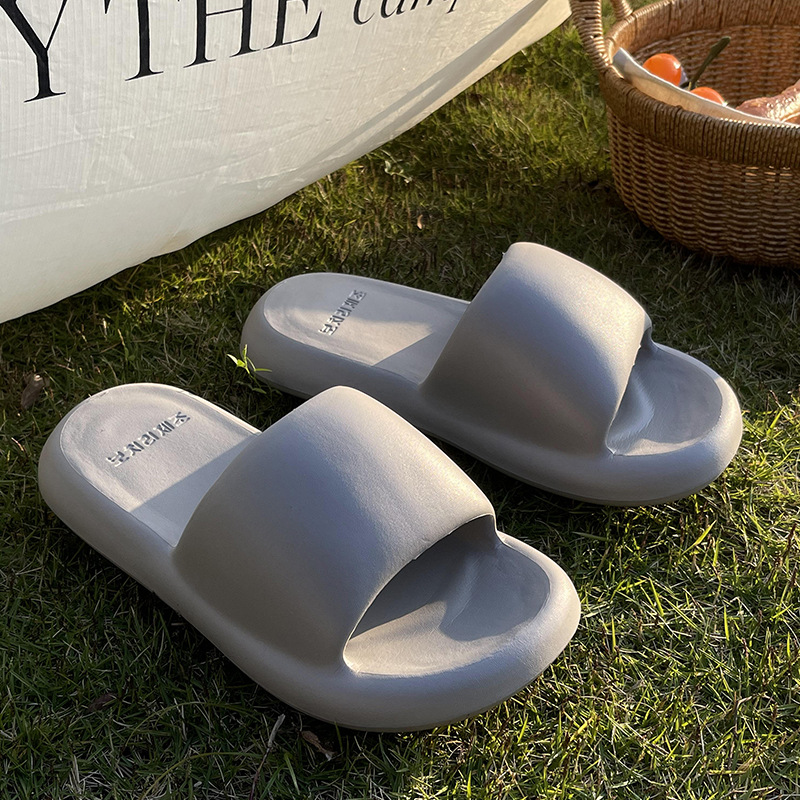 Zapatillas mujer transpirable fondo grueso y suave eva hogar interior antideslizante y desodorante ropa exterior de baño verano sandalias y zapatillas de hombre al por mayor