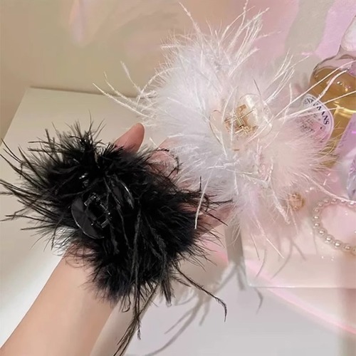 Ostrich plush black feather oversized grabber clip for the back of women's head high-end hair clip headwear shark clip hair clip