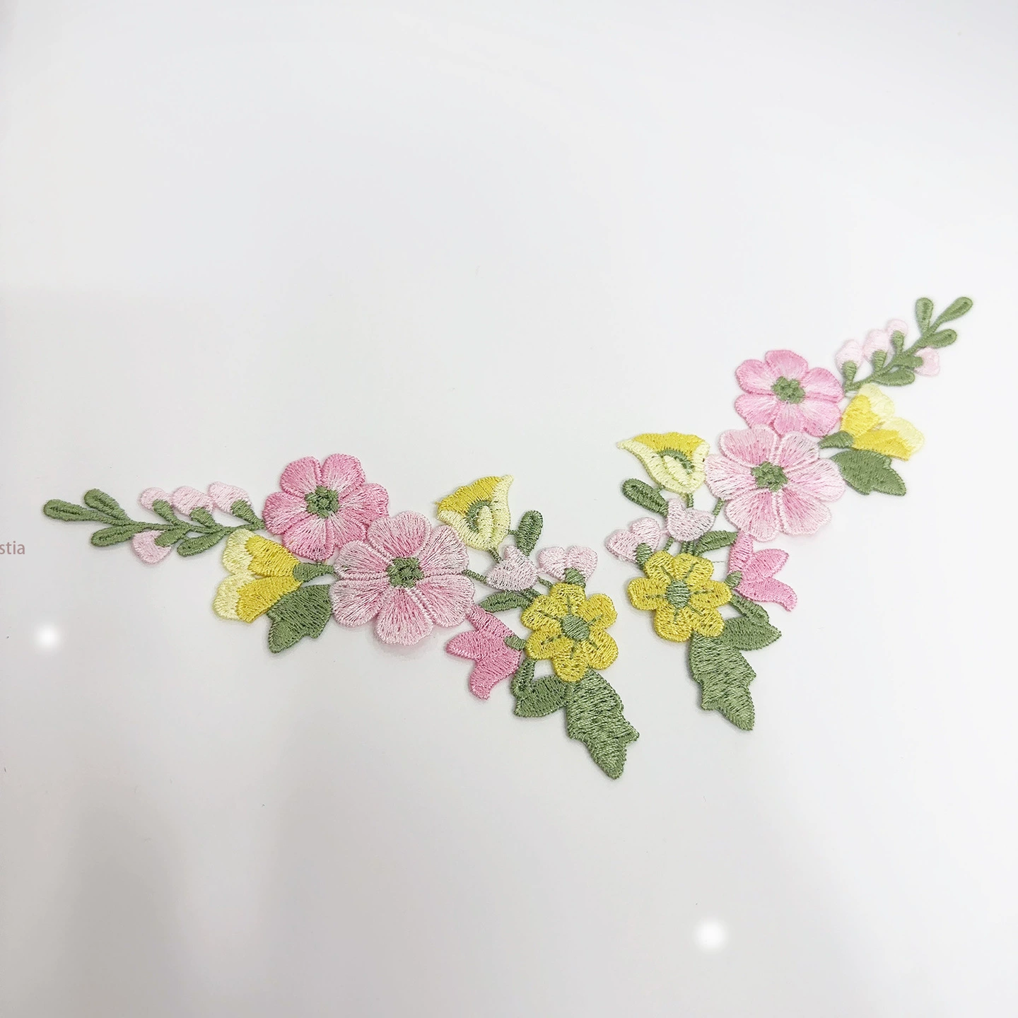 Готовый склад цветного водорастворимого кружевного вышитого этнического стиля популярной одежды, нижнего белья, аксессуаров с халтером.