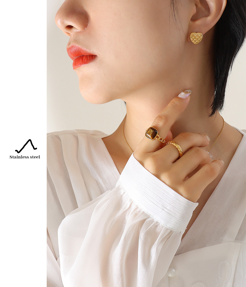 Retro Heart Shape Lingge Titanium Steel Plating Earrings Necklace