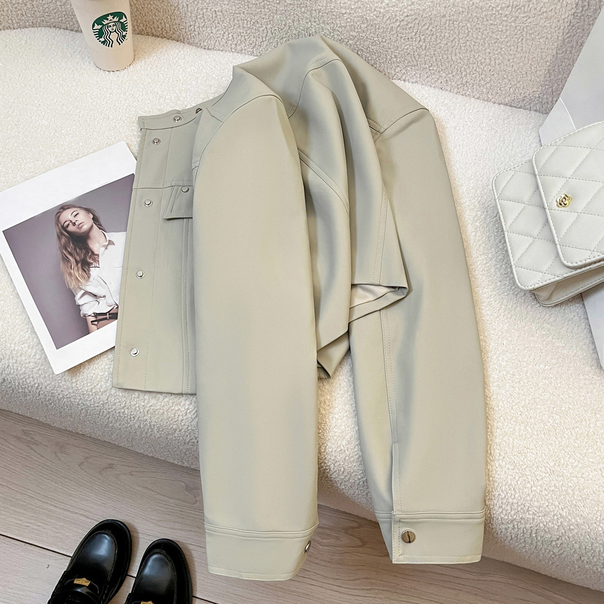 Super stylish beige leather jacket for women, new autumn 2024 style, short and loose-fitting motorcycle leather jacket.