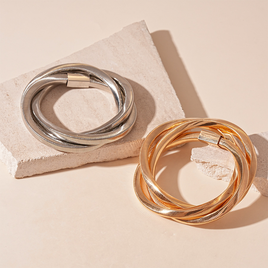 Pulsera geométrica europea y americana de acero inoxidable con diseño trenzado metálico, diseño moderno, elegante y de alta gama para mujer. image 3