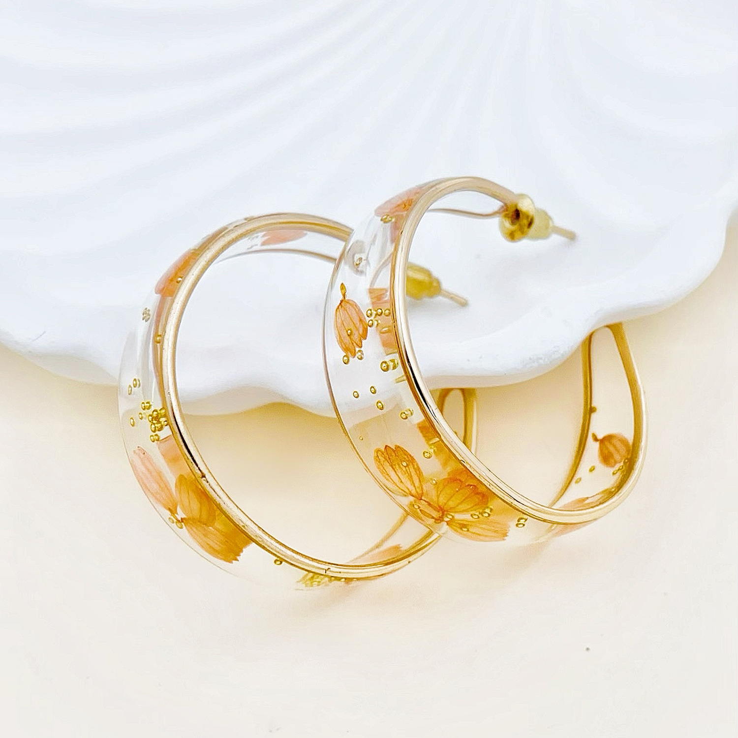 Oversized Sculptural Clear Acrylic Clip-on Earrings Modern Design_voghion.com