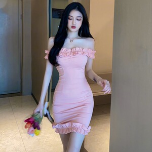 One line collar off shoulder wood ear waist closed slim and buttock wrapped dress