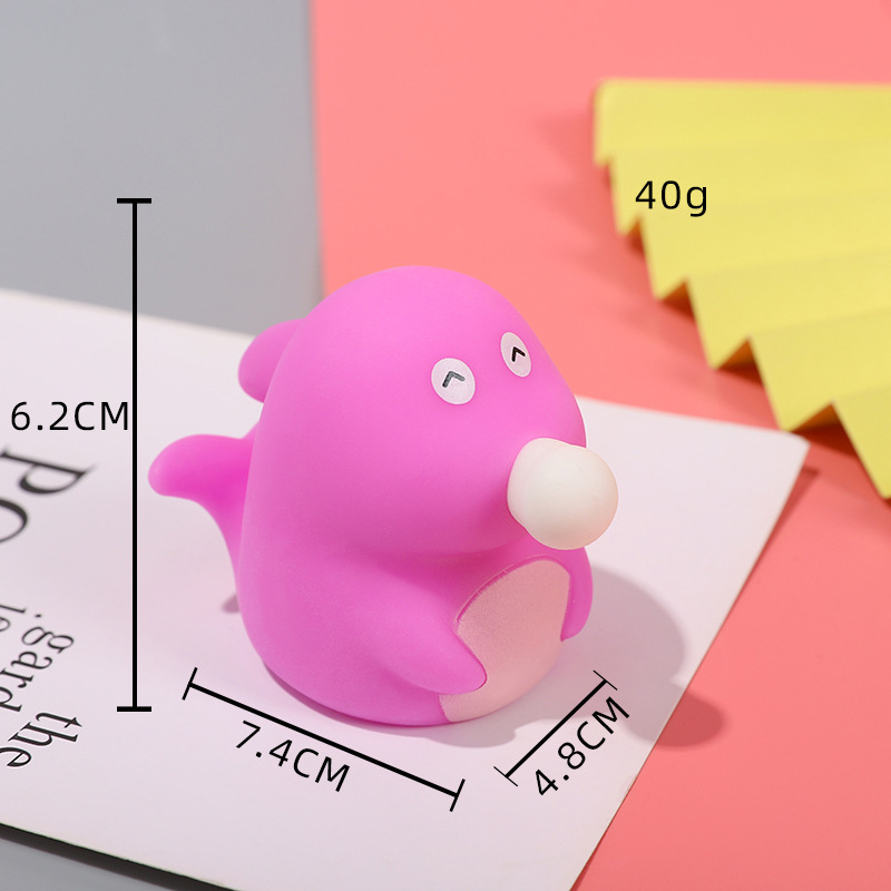 Juguete antiestrés de dibujos animados de niña apretando burbujas, juguete antiestrés de pequeño animal, gadget antiestrés de monstruo verde de Halloween.