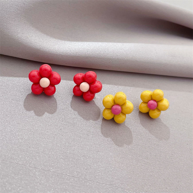 Fashion Personality Small Acrylic Small Flower Earrings Simple Atmosphere Color Earrings display picture 2
