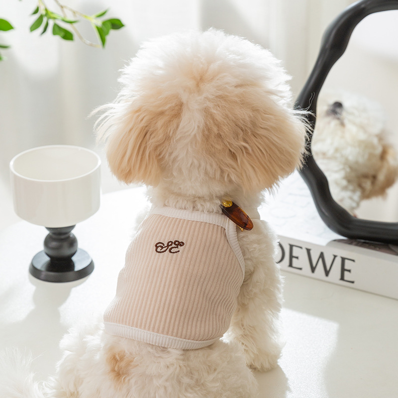 Primavera y verano perro estilo coreano fresco simple horquilla bordada pequeña Correa gato dos patas mascotas ropa delgada para perros