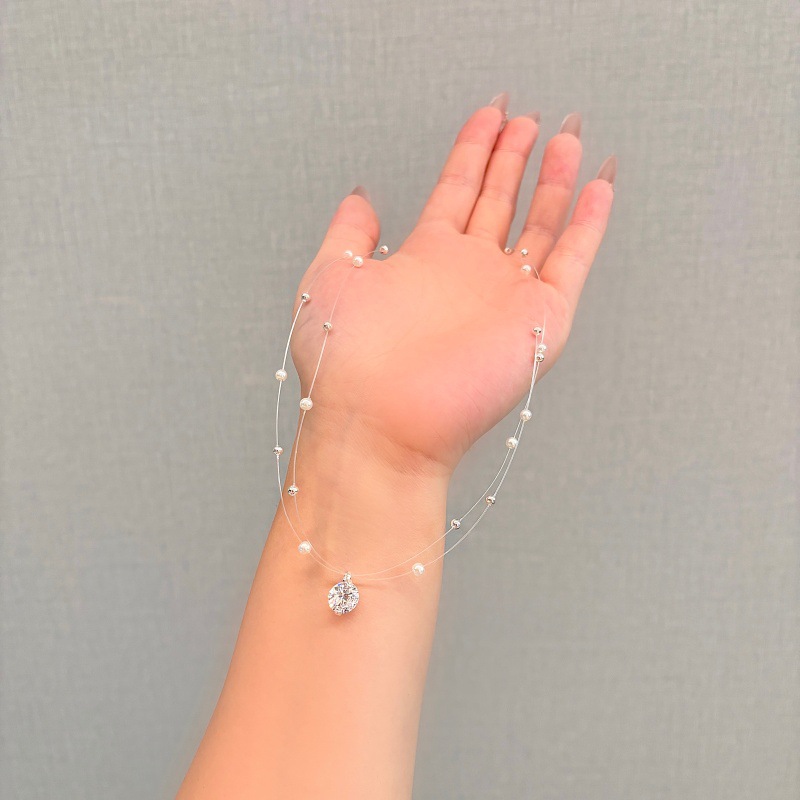 Nuestro collar minimalista de capas combina delicadas cadenas y un lujo discreto. Llévalo como un pequeño recordatorio de tu propia belleza y tranquila confianza. Diseñado_voghion.com