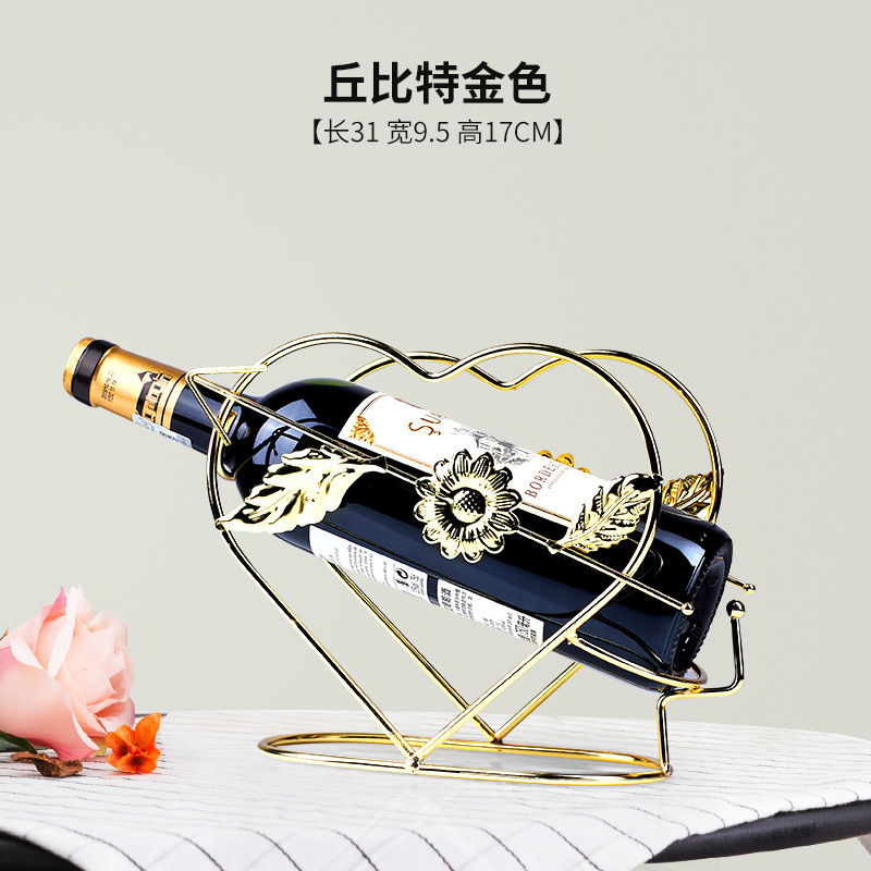 軽くて豪華な風の金色の酒の箱はワインの棚を飾ってワインの棚のワインの杯の棚を並べます。|undefined