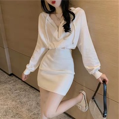 純欲風ギャルのショートタイプの帽子付きパーカーのスカート秋冬長袖は腰を収めてお尻のスカートの小さい背の黒いワンピースを包みます。