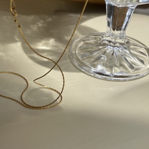 Extraordinary basic models that may or may not be imported from the United States. 14k gold-filled and gold-injected daily thin necklaces, clavicle chains, stacked for women.