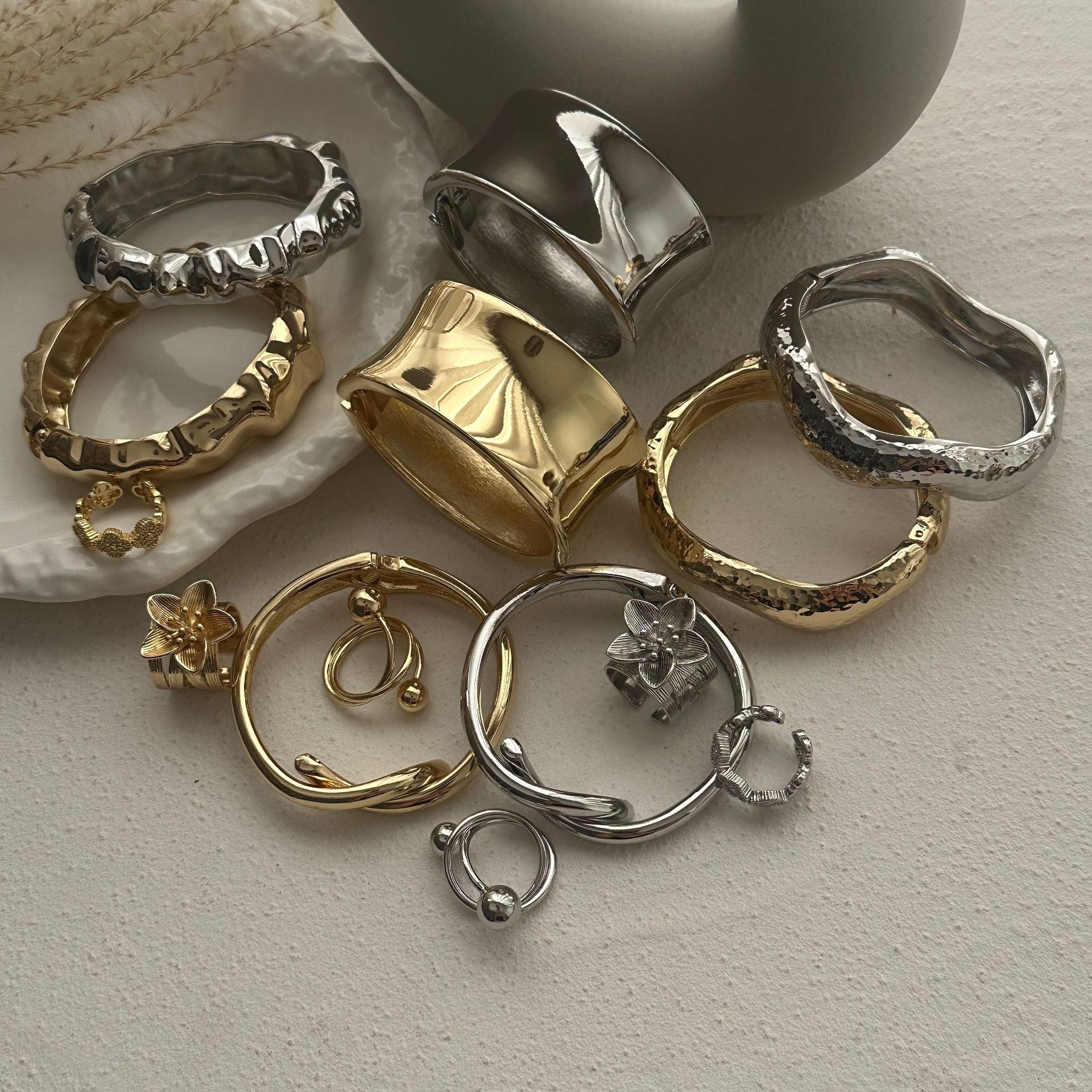 56g Weight Bangle Classification Alloy Chain Material 1 Piece Quantity Daily Occasion Alloy Material Solid Color Pattern Women's Gender Plating Design Exaggerated, Simple Style Style Exaggerated Simple Style Solid Color Alloy Bangles Wholesale 24