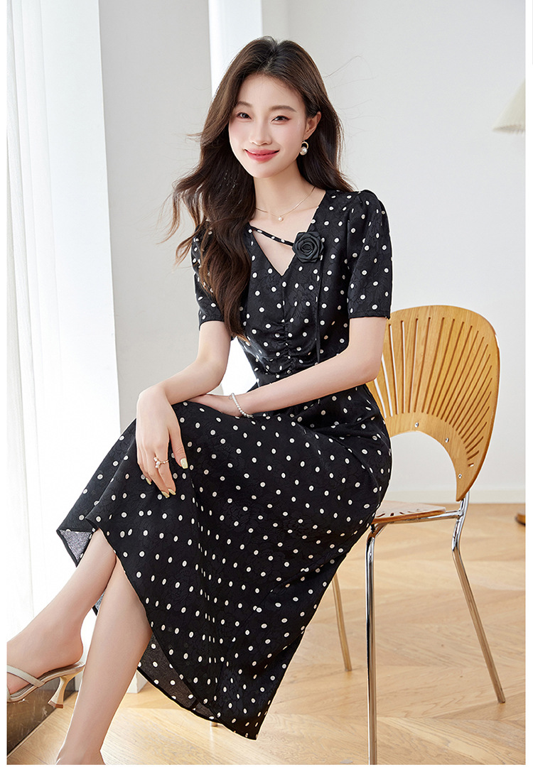 Đầm chấm bi tay phồng cổ V eo thắt dây dáng dài Z5627 — Màu đen, Màu trắng chi tiết 27